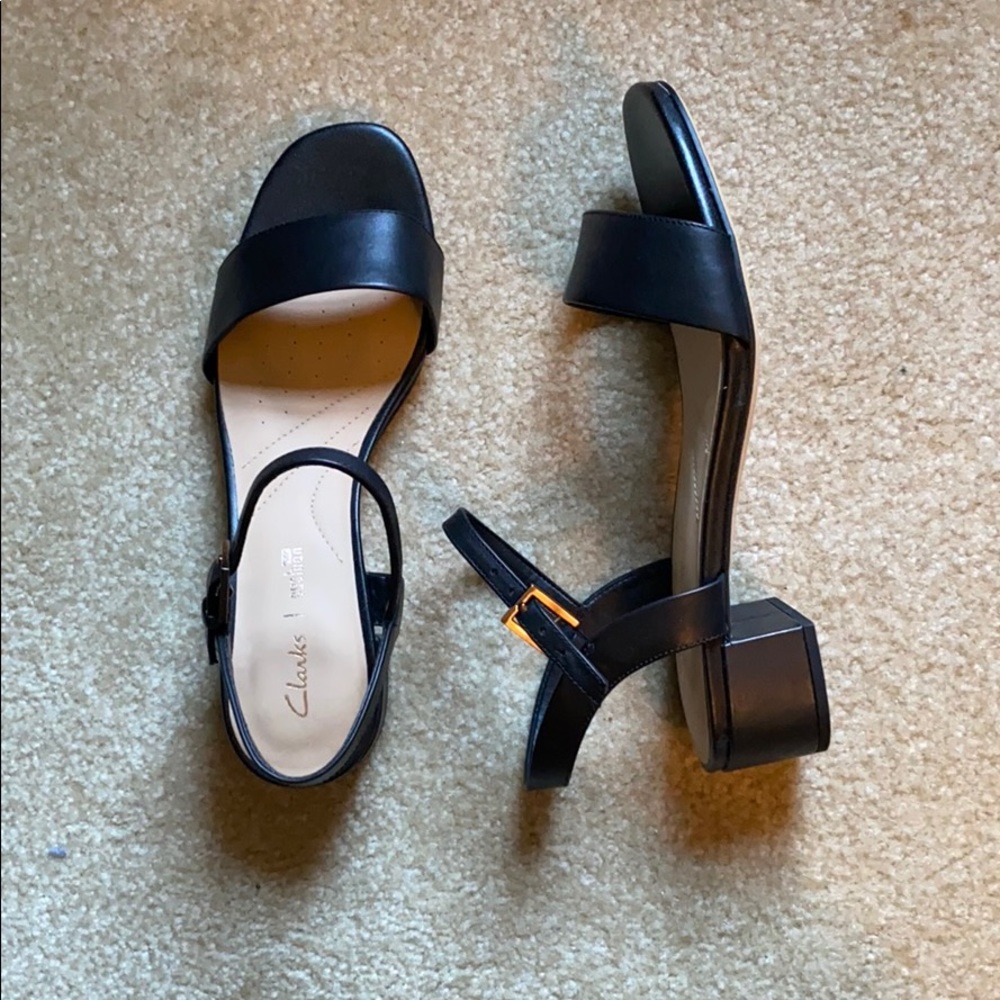 NEW Clarks “Orabella Iris” leather sandals